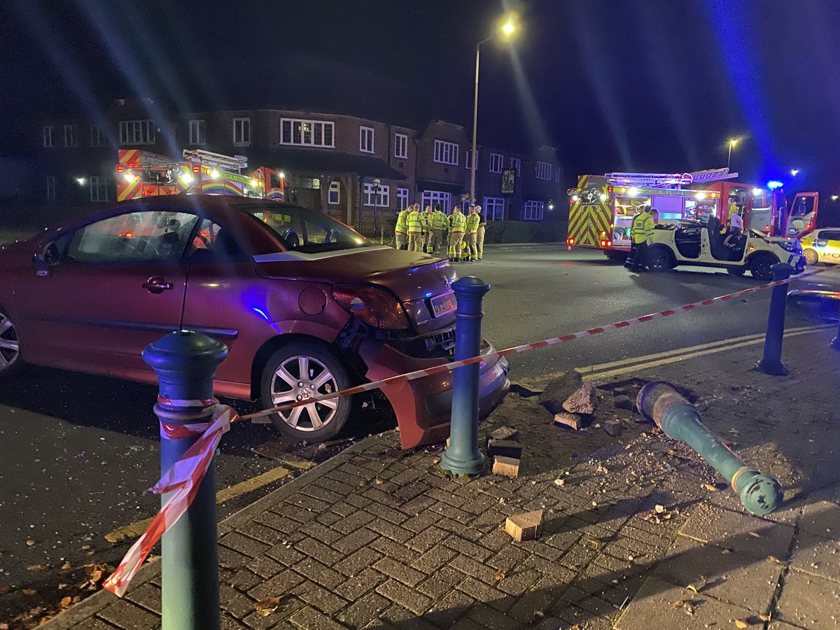 simonehjourno's tweet photo. @The_Gazette CRASH:Victoria Road/ North Drive crash from around 23:30 this evening (29/10/22).
Two cars involved: red Peugeot and white unknown vehicle make 
At least 2 ambulances, 1 fire engine and 4 police cars at the scene along w/ tow truck.
UNSURE OF EXACT CAUSE. https://t.co/3b9ZFxuuuZ