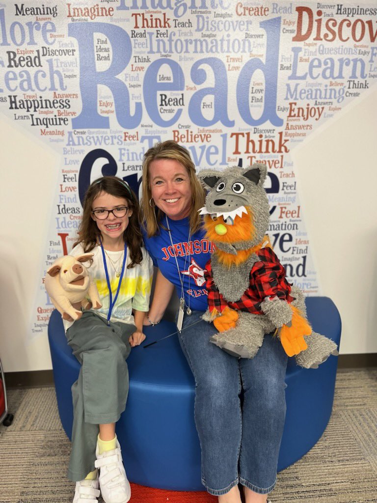 ErickaHamilton0's tweet photo. Work doesn’t feel like work when you love what you do!! Who wouldn’t want to hang out with kids all day? This cutie was Librarian for the Day and she rocked it! #kidsruletheschool @PISDJohnsonElem #ProsperProud #JohnsonAllStars @PISD_Libraries https://t.co/N1eqGjQ5Eh