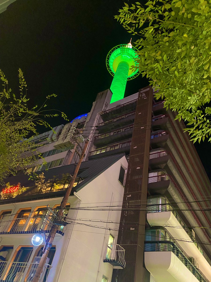 shota_0705's tweet photo. 昨日は仕事の合間に京都にいき、学生時代を思い出してた⛩
夜は大学の先輩とお酒も飲めてハッピーな華金でした。
京都タワー下から見るとこんな感じ。 https://t.co/95ZBbCEulu
