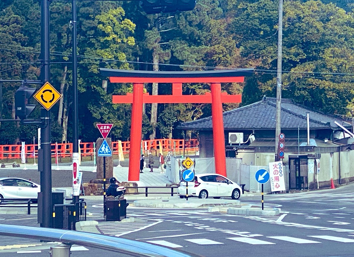 shota_0705's tweet photo. 昨日は仕事の合間に京都にいき、学生時代を思い出してた⛩
夜は大学の先輩とお酒も飲めてハッピーな華金でした。
京都タワー下から見るとこんな感じ。 https://t.co/95ZBbCEulu