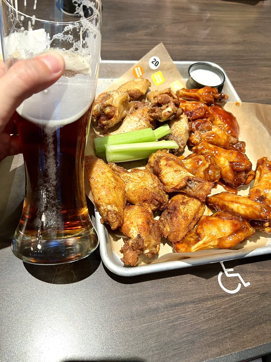 Friday means Wings & Beers 🍻🤙🏻 Having lemon+pepper & chipotle bbq dry rub wings paired with a Christmas Ale by @BreckBrew 🎅🏻🍻 @JohanBBT @beerhunter74 @ManvsAle