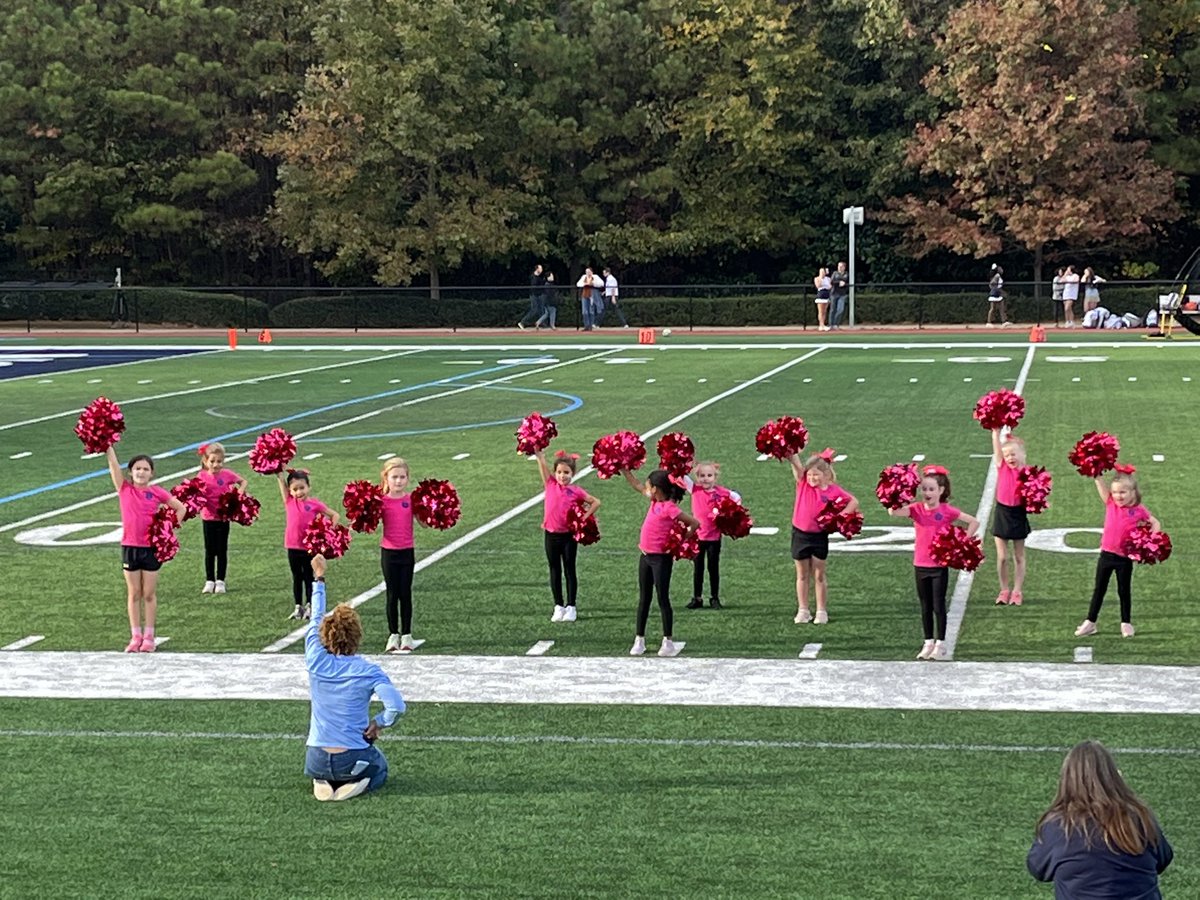 SheldonStaples's tweet photo. The #minimustangs cheerleaders stole the halftime show! @MV_Athletics #theMVschool #MVlittles https://t.co/i4FBgXkuX1