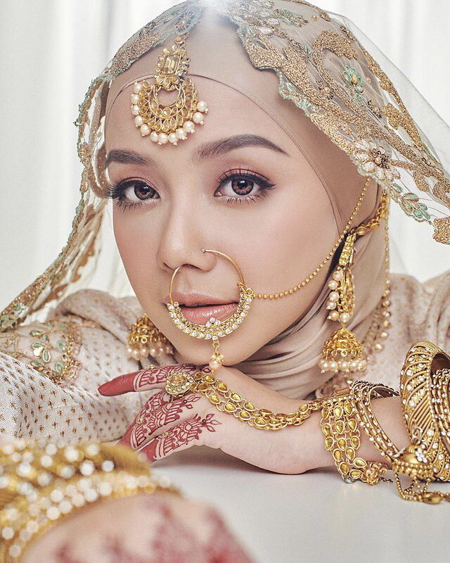 ATMology's tweet photo. ‘Kalau anda nak pakai tikka di atas dahi dan kepala, pakai sari, pakai rantai cantik, gelang itu tidak ada masalah kerana itu adalah budaya. Tetapi saya tengok rakan-rakan beragama Islam pakai pottu, ia tidak boleh kerana ia merujuk kepada agama Hindu’ - Dr Malar https://t.co/DP9CG7sTBx