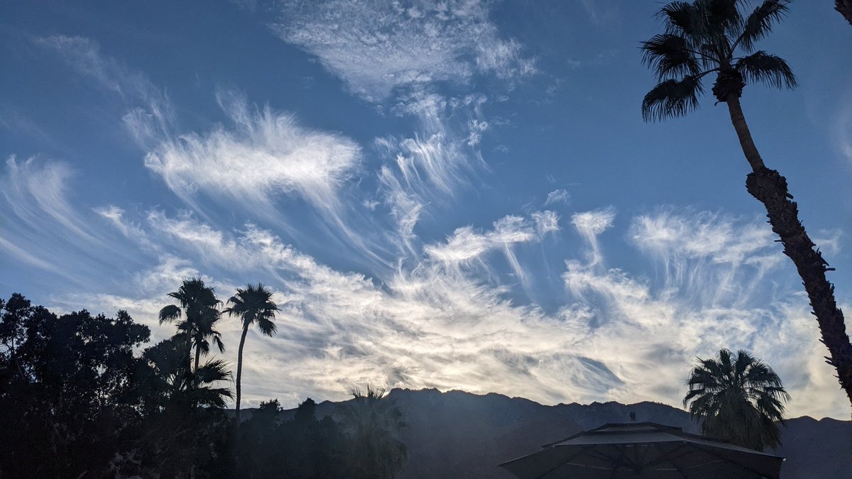 Cryo-verga (is that a thing?) happening over San Francisco peak right now.