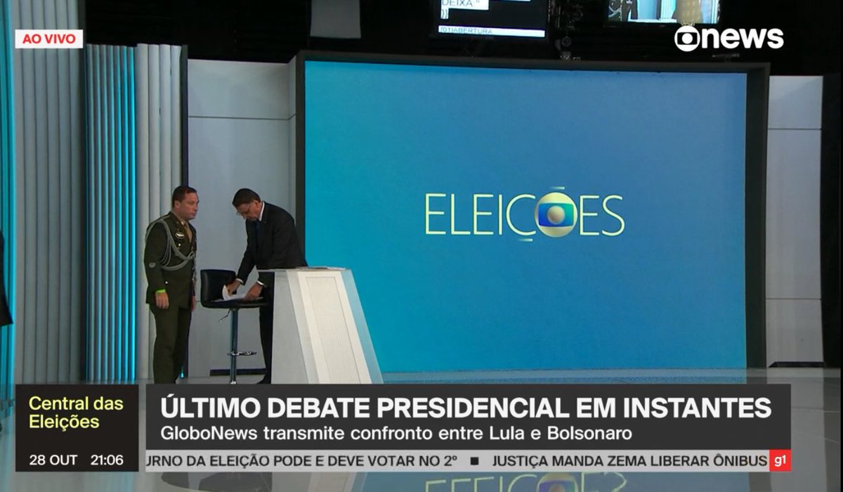 BernardoMF's tweet photo. Oficial do Exército, fardado e lotado na Presidência, atuando mais uma vez como assessor de candidato em campanha https://t.co/w7NRmIrQbs