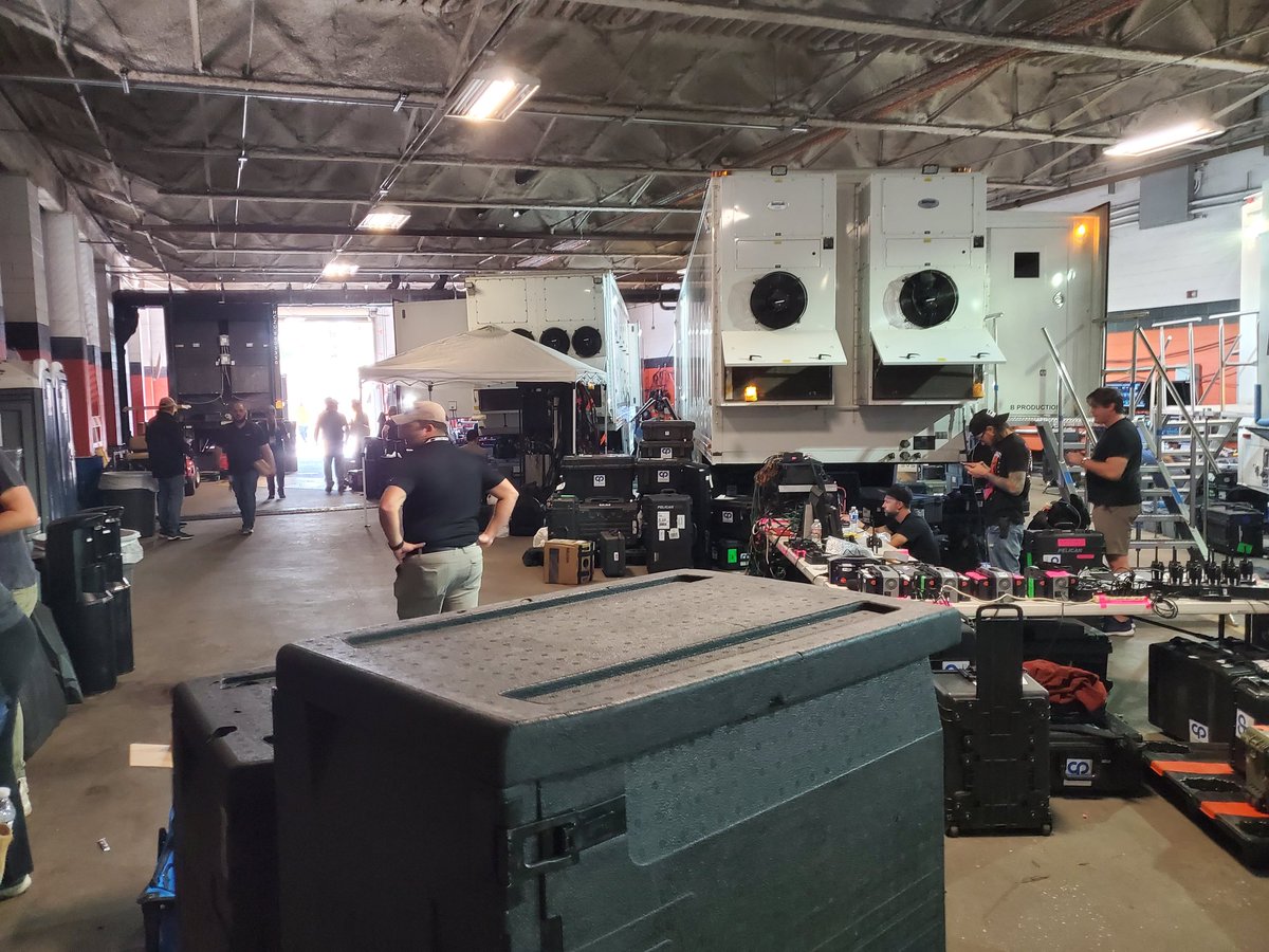 RaysBBQ1's tweet photo. As we get ready to cheer our home town @astros we want to thank @FOXSports crew for allowing us to provide food for the many crew members that work behind the scene to bring us this world series!!! #GoStros #WorldSeries #smokinGood #raysbbqshack #3rdwardbbq #txbbq https://t.co/51w84shH24