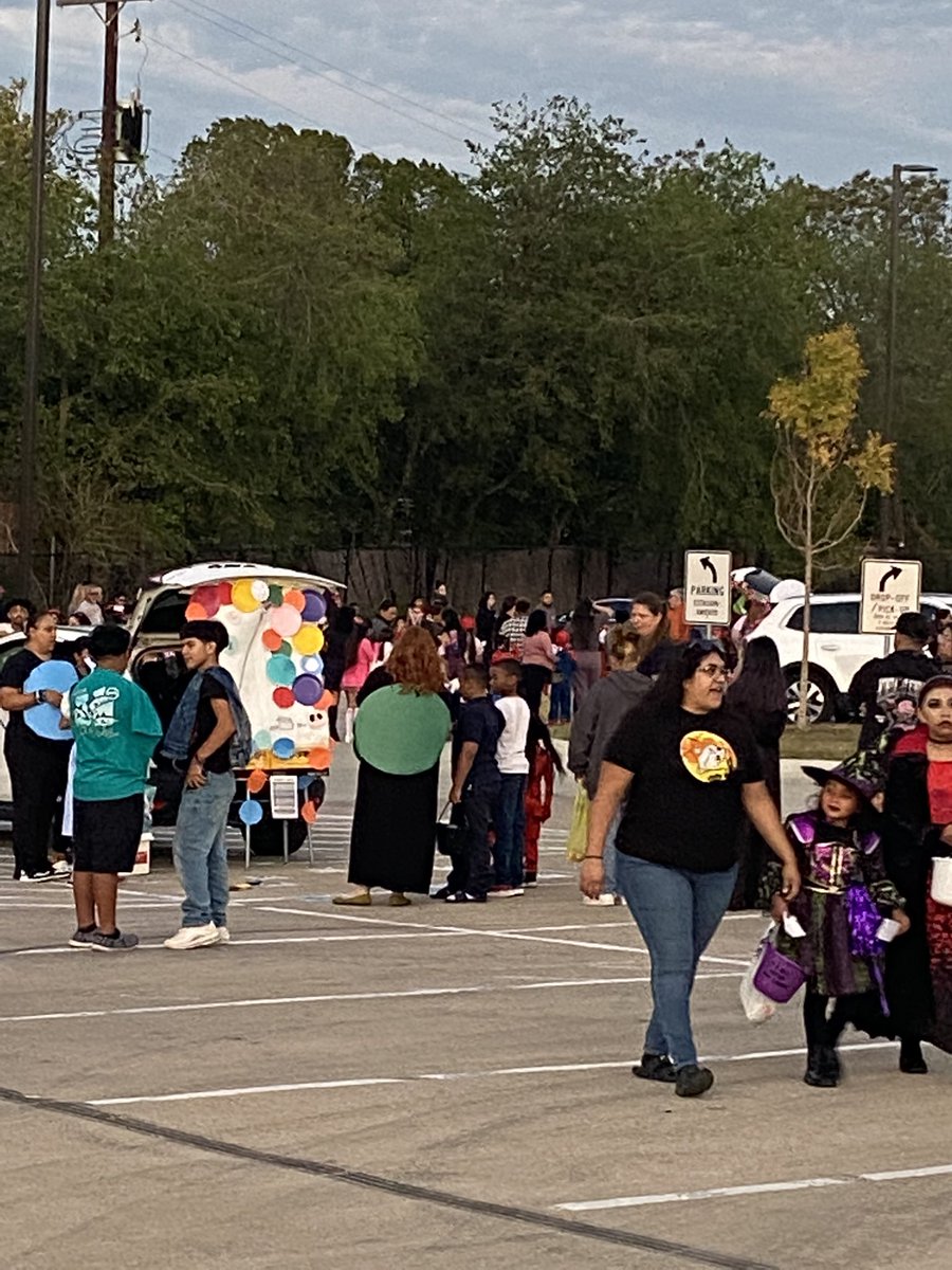 We had so much fun at Trunk or Treat last night! #CLAproud #ArlingtonISD