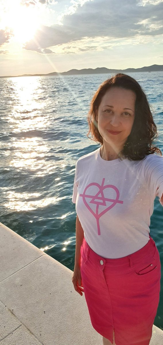 HapMarin's tweet photo. Remembering Summer and vacationing  🏝🏖🌅 
Loved wearing #MarsMerch 😀❤
@30SECONDSTOMARS 
@JaredLeto 
@ShannonLeto 
@MARSStore 
#MarsMerchMonday https://t.co/T0Etqy791B