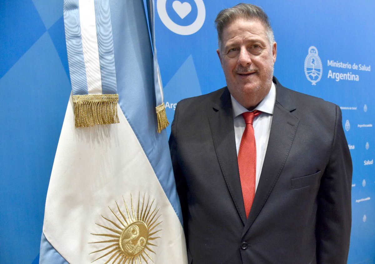 ACollia's tweet photo. Muchas gracias por la confianza de siempre compañera @carlavizzotti. Juro por seguir trabajando con todas mis fuerzas y energías para estar a la altura de lo que requiere la Salud de todo el pueblo argentino 🇦🇷 https://t.co/en8CjaZPPl
