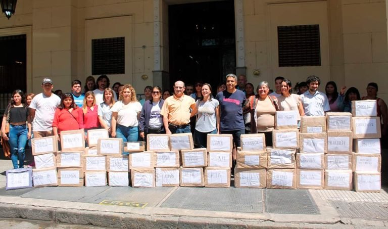 notaalpieok's tweet photo. 📄 @libresdelsurnet presentó los números de su iniciativa popular ante la Cámara Electoral

🖇️ El objetivo es generar el congelamiento de precios de alimentos y tarifas por un año.

🟠🟢 Leé más en ⤵️ https://t.co/qzHYqcUwDN https://t.co/vtOC8vpHjy