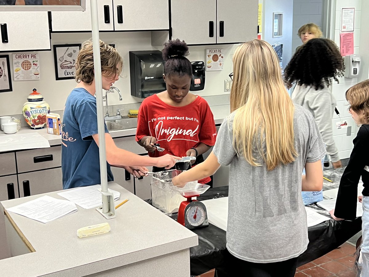 wkmcateer4's tweet photo. Our @DMSTIGERTWEETS Culinary students were in the kitchen today completing a measurement lab.  Great experiential activity!!!  @chadefrazier @ErikaWiggins16 @CTEmarion @BenWhitehouse98 https://t.co/5JqjdQBHS0