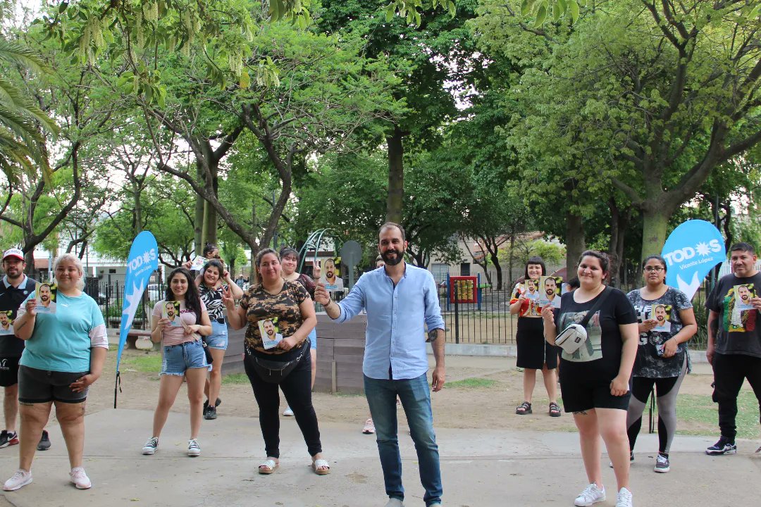 Este es el momento de salir a nuestras plazas, barrios y centro comerciales a encontrarse, escuchar y acompañar lo que están sintiendo nuestros/as vecinos/as de #VicenteLópez ☀️🏘

🌳 Hoy en plaza La Paz de #FloridaOeste

#Escucharnos