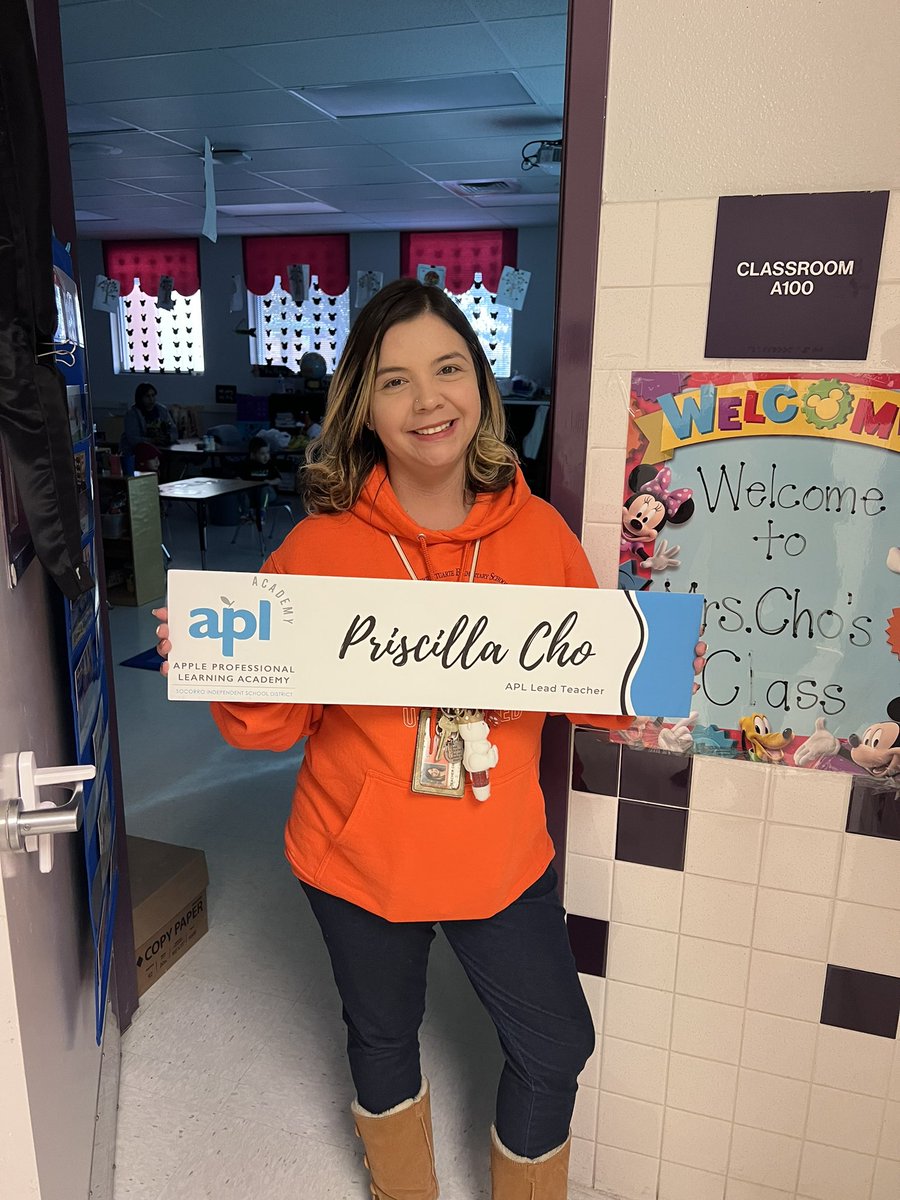 EAragon_TECH's tweet photo. 🍎Highlighting our Apple Professional Learning Academy teachers, Ms. Cho and Ms. Salazar from @Ituarte_ES! #TeamSISD #SISD_APL https://t.co/Np5TfUjS4q
