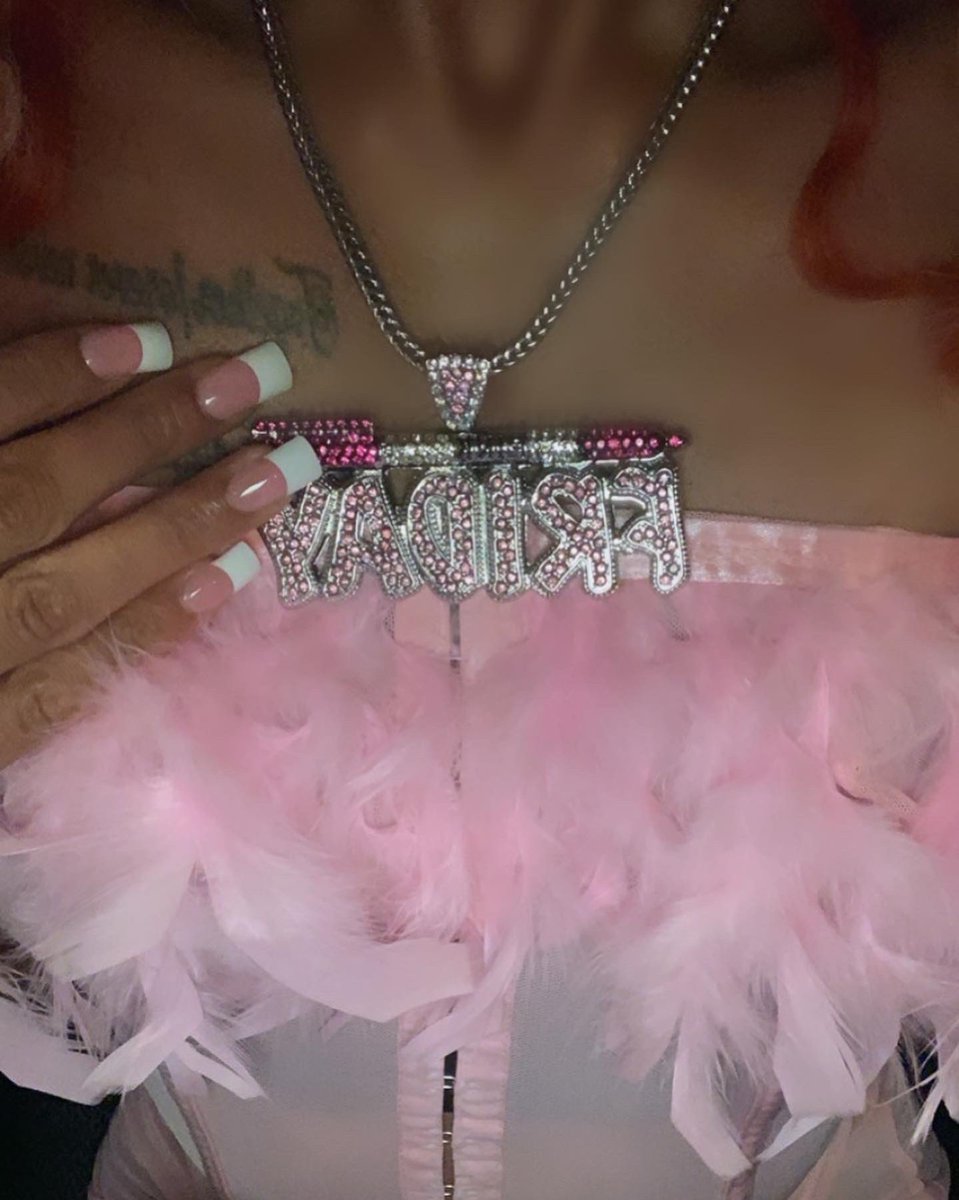 ChanelCo__'s tweet photo. Is this the thanks that I get for puttin' you bitches on๐ตโ๐ซ๐คท๐ฝโโ๏ธ? #pinkfridayhoe #thankyounickiiloveyou #powerhousephilly https://t.co/LYw7IKWuYI