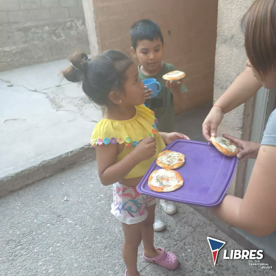 LibresDelSurJuy's tweet photo. ‼️MERENDERO LUNA LIMÓN‼️

Está tarde los compañerxs del merendero recibieron las visitas de las áreas de Salud y Sur que llevaron obsequios por motivo de halloween
Gran Trabajo de los compañeros 💪

#libresdelsurterritorial #jujuy #salud #areasur https://t.co/MVUoogil6U