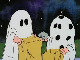 RogerClark41's tweet photo. Honestly even if a kid’s costume is kinda messed up - who gives them a rock instead of candy? #CharlieBrown #Halloween https://t.co/L0B0ZAvZkE