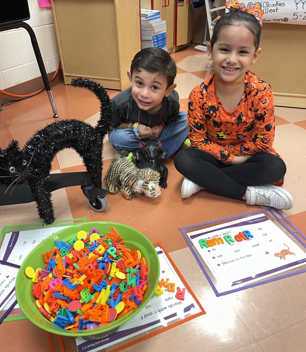 Fun & Spook-Tacular Literacy centers with 👁 balls, bones, and more 👻 🎃 🐈‍⬛ 🐀 @FieldsFalcons #funlearning