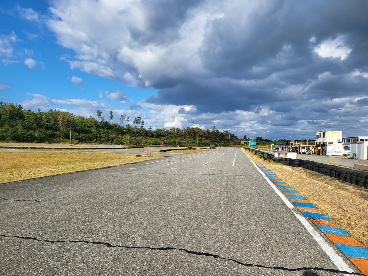 SPN_Circuit's tweet photo. 今日の天気は曇りですが雨も降らず1日走れそうです！

明日はSPN MiNi motogp最終戦！このまま雨が降らずに開催出来るといいなぁ🙄

 #SPN #スピードパーク新潟 https://t.co/UCqB4q471m
