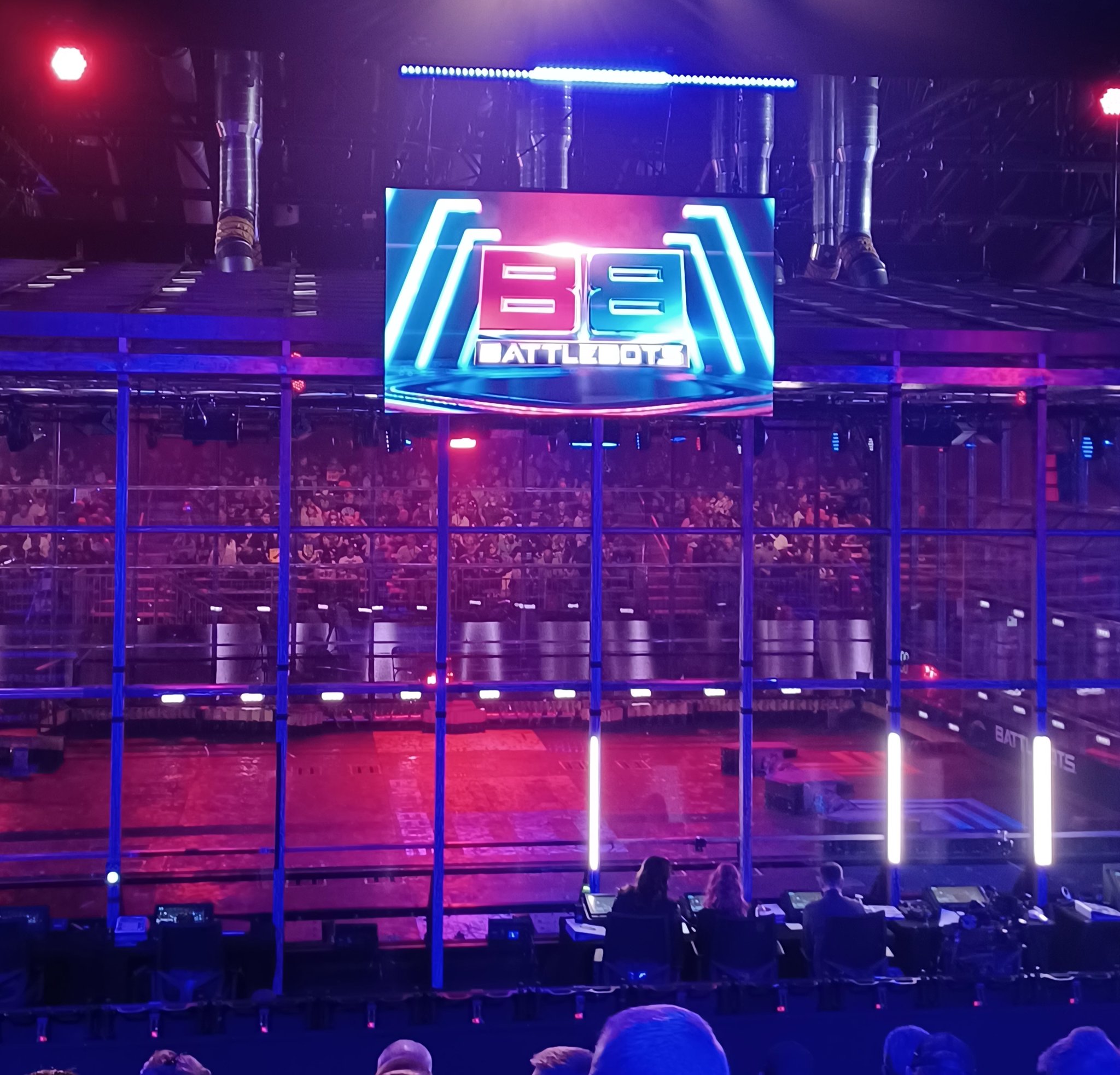 2 pic. I'm doing the Robot thing. #BattleBots #excited https://t.co/BukkxLlVB1