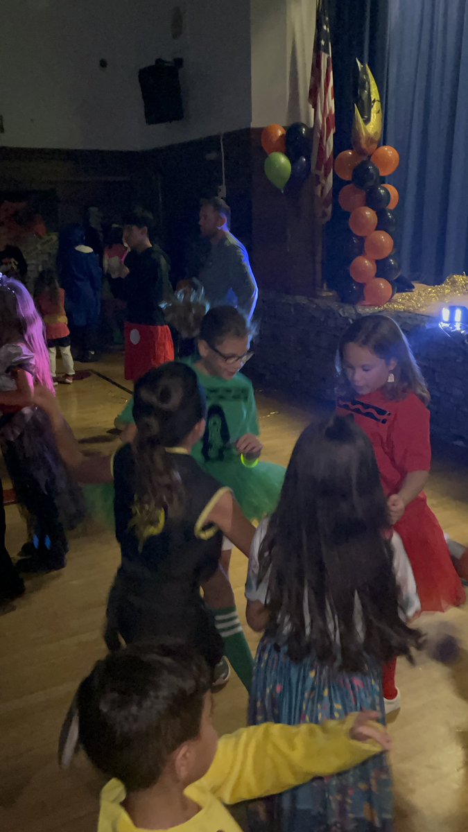 NavarraMrs's tweet photo. What a blast we had at the PSS Monster Mash! Thank you @PtaPolk for an awesome event! 👹👻🎃 @polk_street https://t.co/39rooKAn4R