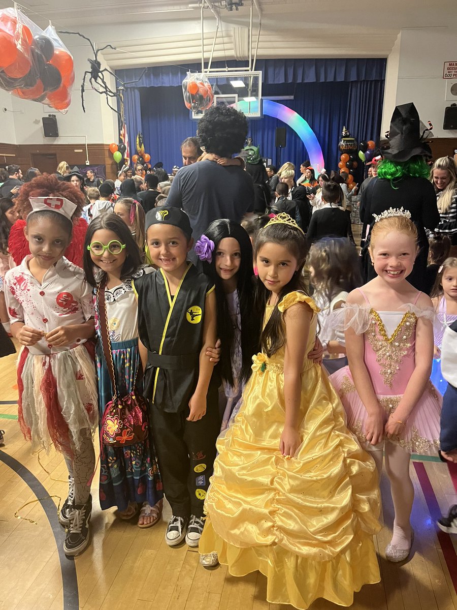 NavarraMrs's tweet photo. What a blast we had at the PSS Monster Mash! Thank you @PtaPolk for an awesome event! 👹👻🎃 @polk_street https://t.co/39rooKAn4R