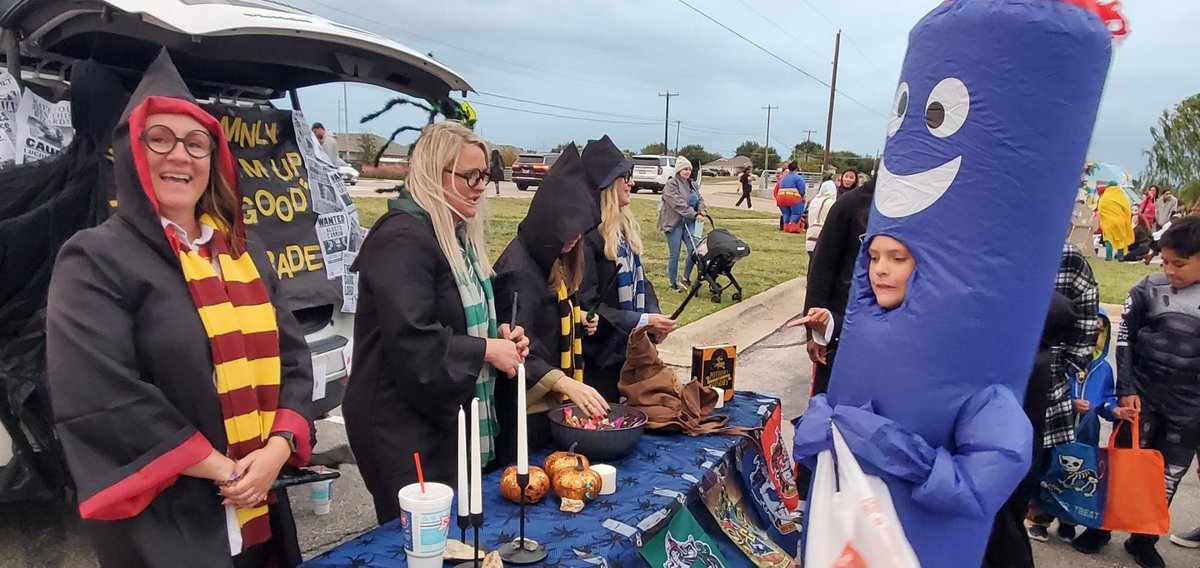 HES Trunk or Treat was a success!!! Thank you to all the families that donated and thank you to our fabulous PTA for putting together such a fun community event!