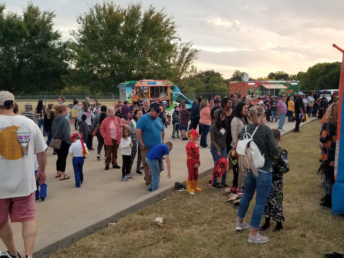 RoderickKing01's tweet photo. The 2022 Fall Festival was a huge success for the entire Community ISD family and friends. #communityisd #nesmithelementary #nes #FESTIVAL #fall @communityisd @NES_Braves @tonya_knowlton @cisdef @CHSBraveNation https://t.co/glbfyhC6pp