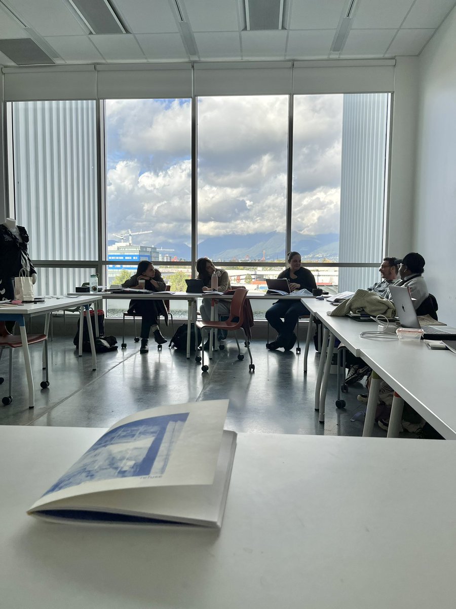 diegotlan's tweet image. Hoy no llovió y se veían mas las montañitas, tuve que tomar la foto durante la clase jeje