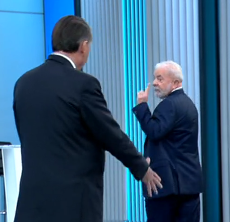 poptime's tweet photo. Bolsonaro: "Fica aqui, Lula"
Lula: "NÃO QUERO FICAR PERTO DE VOCÊ!"
#DebateNaGlobo https://t.co/7utKHQOvWt
