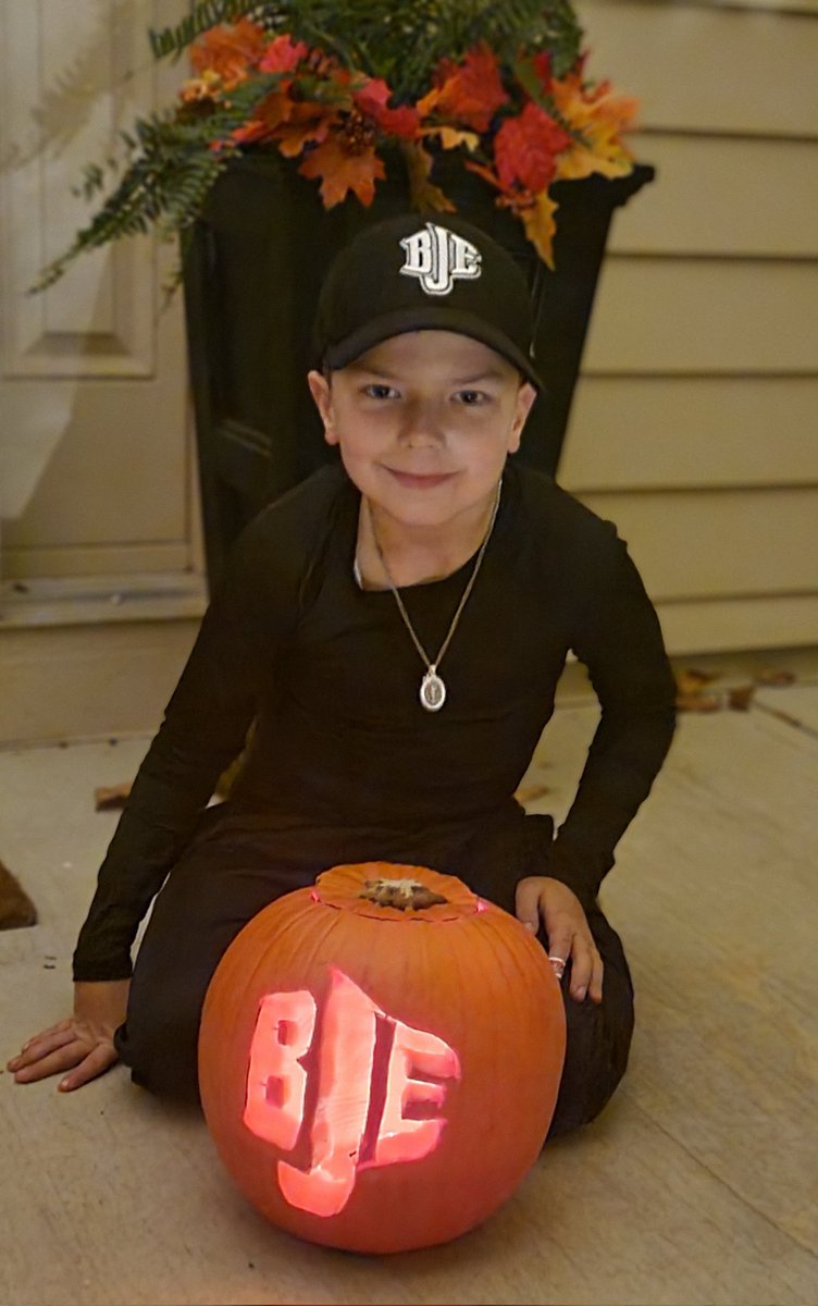 LindsRB81's tweet photo. @BoDomeCBUS Pumpkin carving #BJE style 😉⚾️ https://t.co/jYyhzc6sJf