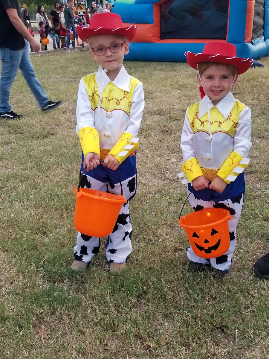 RoderickKing01's tweet photo. A few more pics from the 2022 NeSmith Elementary Fall Festival was a huge success for the entire Community ISD family and friends. #communityisd #nesmithelementary #nes #FESTIVAL #fall @communityisd @NES_Braves @tonya_knowlton @cisdef @CHSBraveNation https://t.co/LZKO6kYiXH