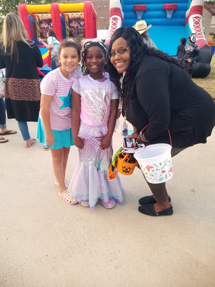 RoderickKing01's tweet photo. A few more pics from the 2022 NeSmith Elementary Fall Festival was a huge success for the entire Community ISD family and friends. #communityisd #nesmithelementary #nes #FESTIVAL #fall @communityisd @NES_Braves @tonya_knowlton @cisdef @CHSBraveNation https://t.co/LZKO6kYiXH