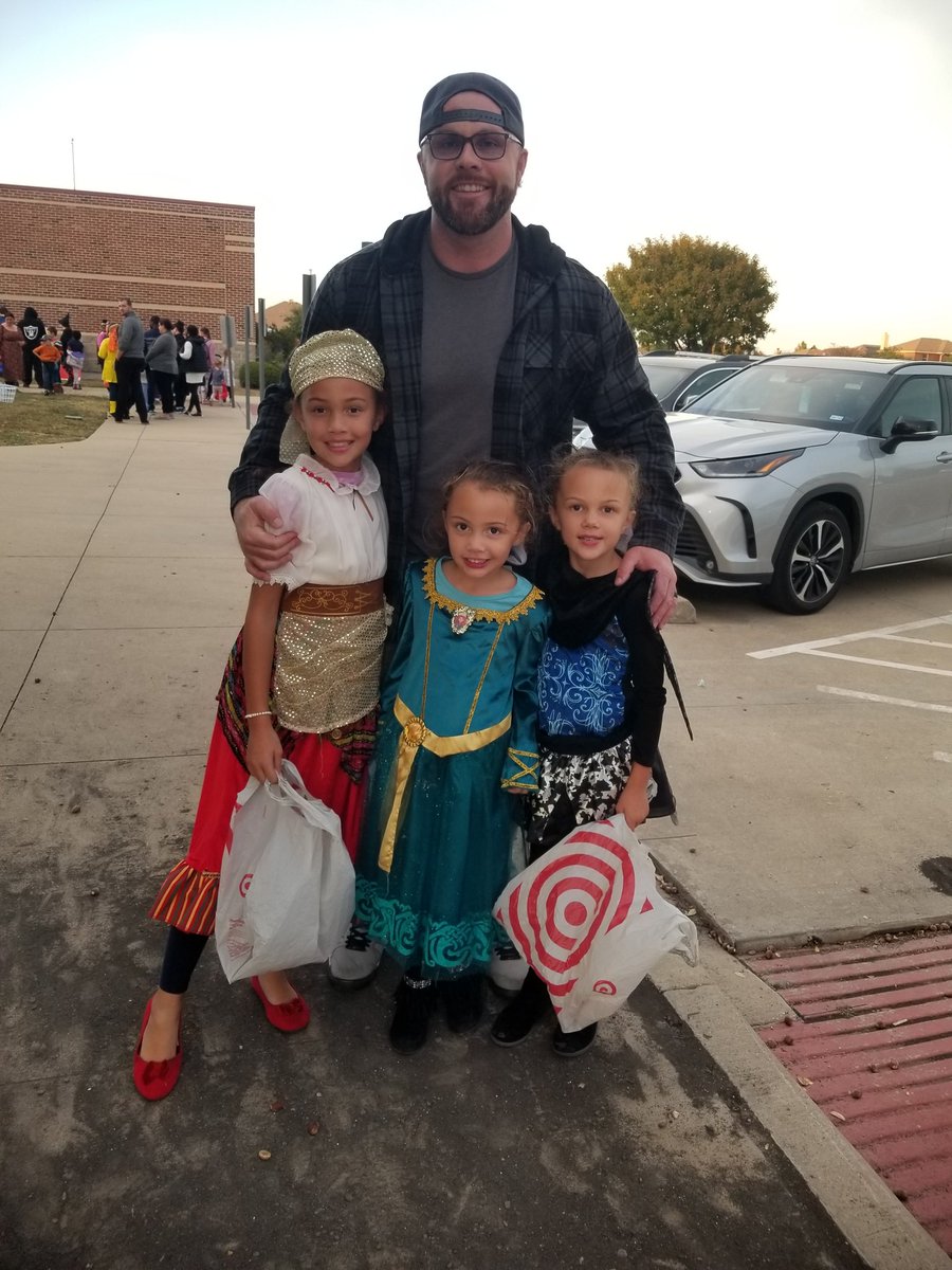 RoderickKing01's tweet photo. A few more pics from the 2022 NeSmith Elementary Fall Festival was a huge success for the entire Community ISD family and friends. #communityisd #nesmithelementary #nes #FESTIVAL #fall @communityisd @NES_Braves @tonya_knowlton @cisdef @CHSBraveNation https://t.co/LZKO6kYiXH