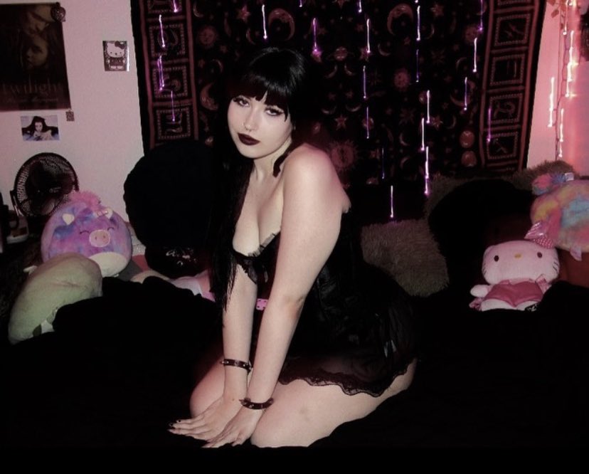 vmpyghoul's tweet photo. updating pinned
hii i’m jj!!!! 
☆I’m 18 &amp; 5’7”

☆I play guitar and piano!  
 
☆I do sell content dm for my menu!

☆into findom;) 

#nsfwtwt #goth #sellingcontent #findom #onlyfans https://t.co/9XbulrRJrW