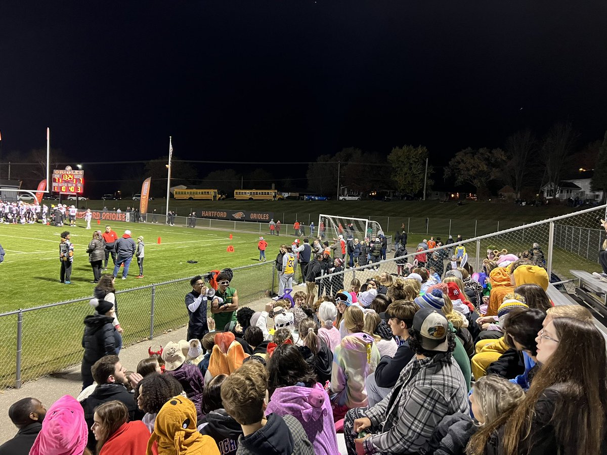 hhsboosterswi's tweet photo. Tied 7-7 at half. Jax and Steven lead the student section and the costume contest votes! 👏 #studentsectiongoals @NorthShoreConf @GoHHSathletics https://t.co/M6JUumQqci