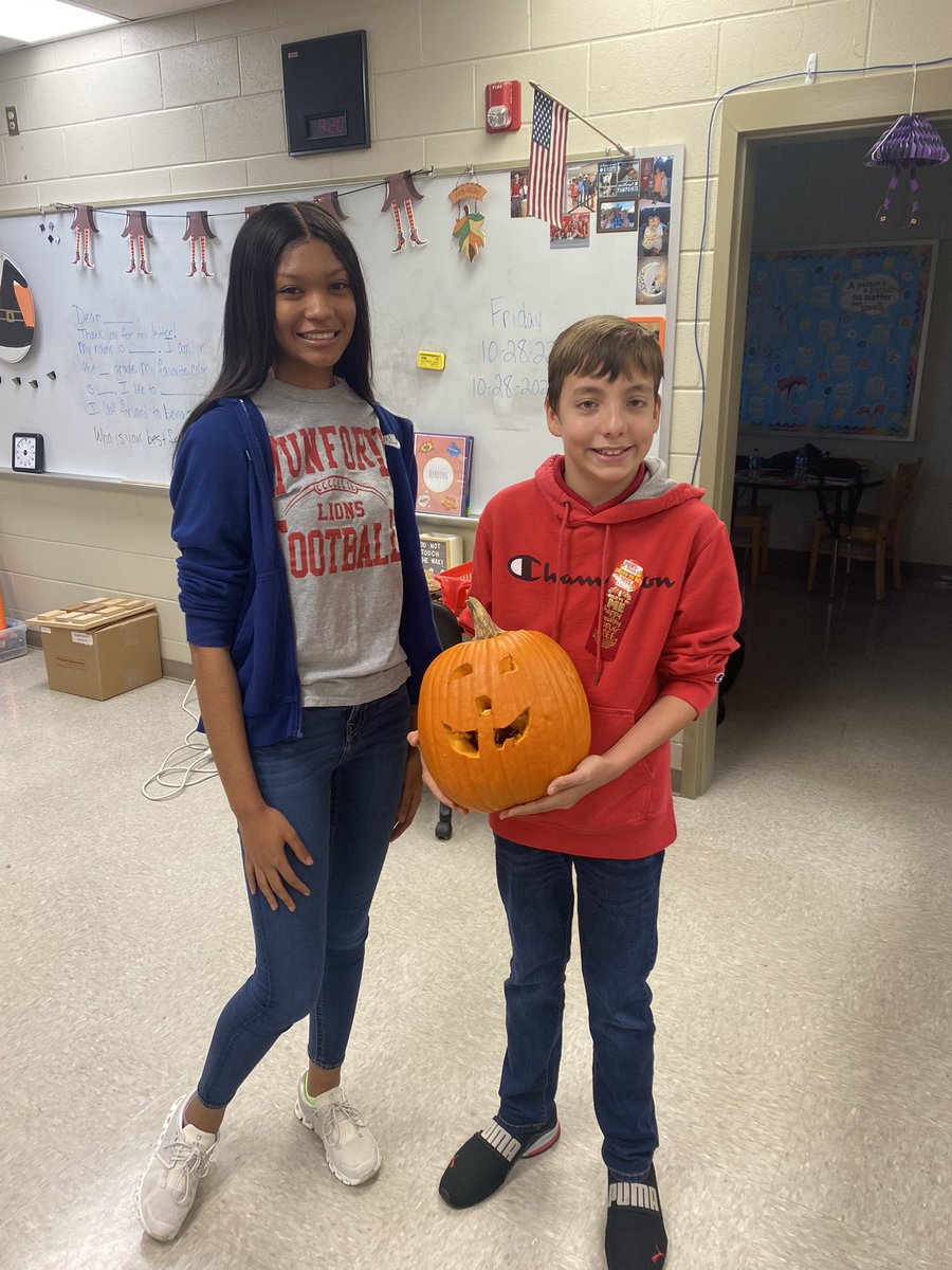 Today was one of my favorite days of the year! Pumpkin carving with my besties in Mrs. Lipham’s room! <a href="/MunfordHigh/">Munford High School</a> #forwardever <a href="/TCBOE/">Talladega Co Schools</a>