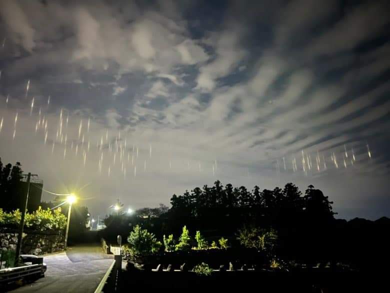 OVNIS_UFOs's tweet photo. ¡ÚLTIMA HORA! CIENTOS DE "PILARES DE LUZ" SE MANIFIESTAN EN COREA DEL SUR. 🇰🇷 https://t.co/tmJ9sHH8JQ