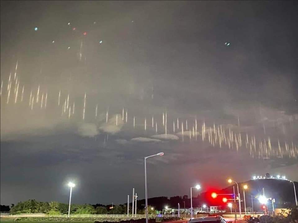 OVNIS_UFOs's tweet photo. ¡ÚLTIMA HORA! CIENTOS DE "PILARES DE LUZ" SE MANIFIESTAN EN COREA DEL SUR. 🇰🇷 https://t.co/tmJ9sHH8JQ