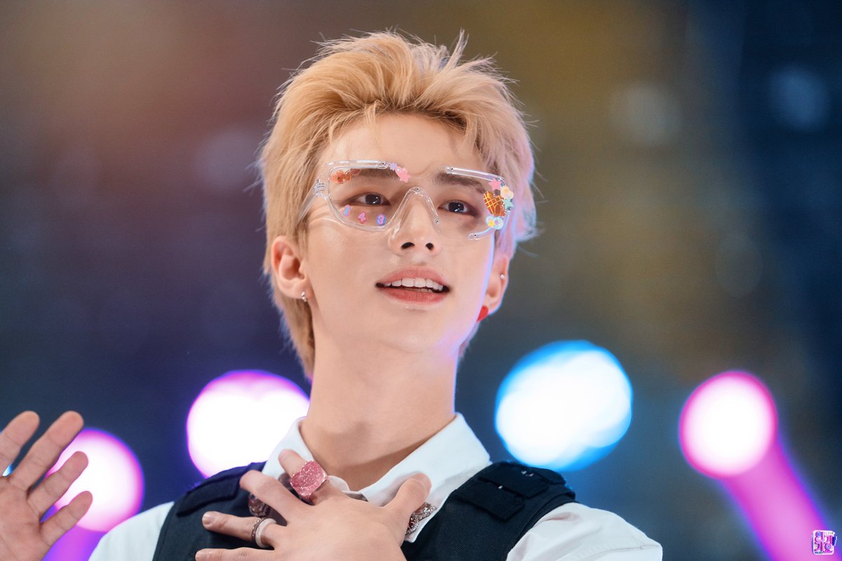 hyunjinpost's tweet photo. #MAMAVOTE #straykids https://t.co/XbiE0wjBsh