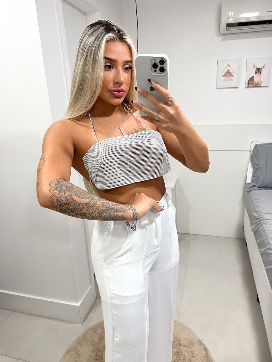 ✨ Blusa cropped strass brilhoso
✨ Calça Pantalona Branca