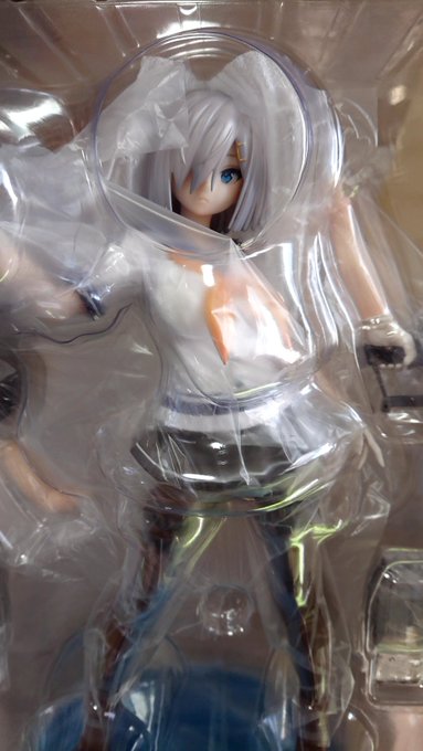 あーっなるほど!
取り外し可能な艤装じゃなくて
艤装無しと艤装付きで上半身丸ごと 
入れ換える仕様なのか!
どっちで飾るか
折角だしフル装備かな
細いパーツ多くて破損怖いけど 