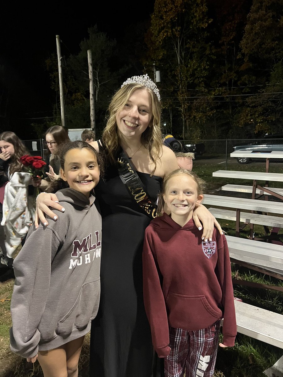 These girls love their coach! It’s so special to see how <a href="/MiaMolinari7/">Mia Molinari</a> takes time from her night to make these girls smile so good! #Hoco2022 #WhenYourCoachIsQueen #ThanksMia