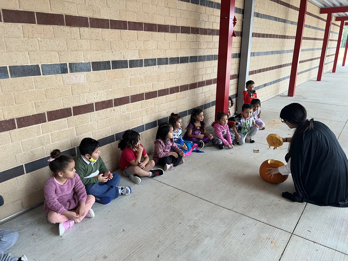 Mshernandez02's tweet photo. This week we learned about pumpkins, their colors, textures, and weights. Today, we discovered pumpkins on the inside. Science can be so much fun! @CisdNorthside #theclevelandisdway https://t.co/W7FOS6dfT5