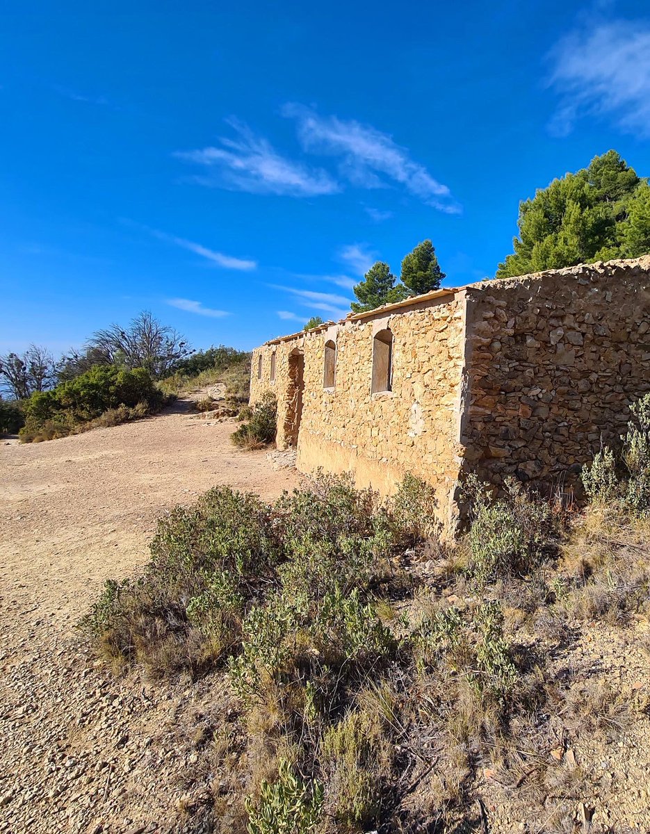 Sábado de montaña ⛰️. Descubre el Cabeçó d’Or y enamórate de sus panorámicas 🤩💖. #Busot #CostaBlanca