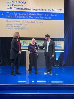 #dlf Feature über Gewalt in Familien gewinnt #prixeuropa #CurrentAffairs Award. Herzlichen Glückwunsch an Autorin #marievonkuck und redakteur #wolfgangschiller und das Team