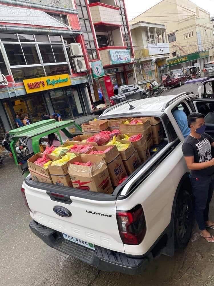 PhilstarNews's tweet photo. The volunteers of the Angat Buhay NGO send food packs for the families in Balete and Kalibo, both in Aklan, that were affected by Severe Tropical Storm #PaengPH

 📸 Angat Buhay https://t.co/GkjnlS0i8t