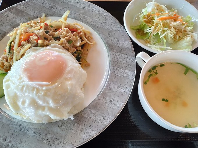 ちょっと遅めのお昼でガパオライス食べてきました。先日もらった地域クーポンがまだあるのでテイクアウトもしてワンコインで済んじゃった。こういう税金の使い方なら推しの店にも僕の財布にも有り難いので頻繁に発行して欲しいな。 