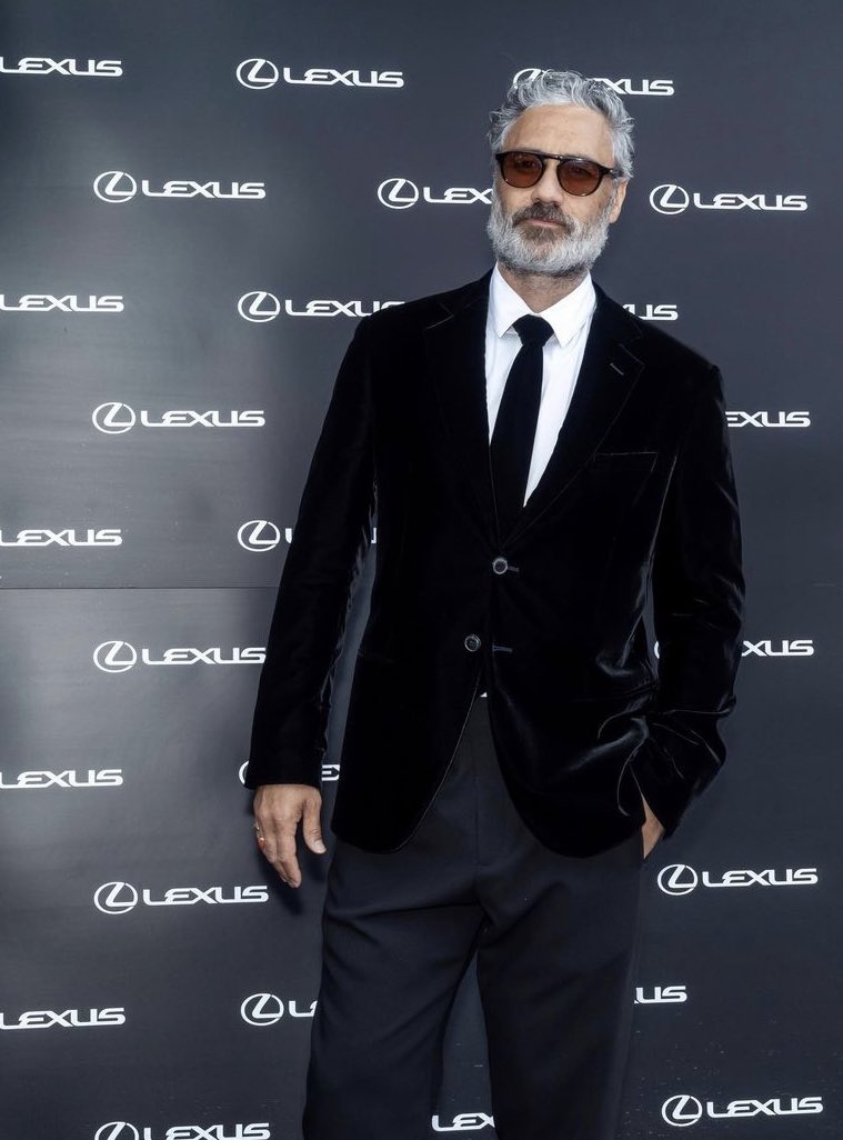 queeraspirates's tweet photo. wake up everyone, another new Taika pic https://t.co/wmdib2jNTu
