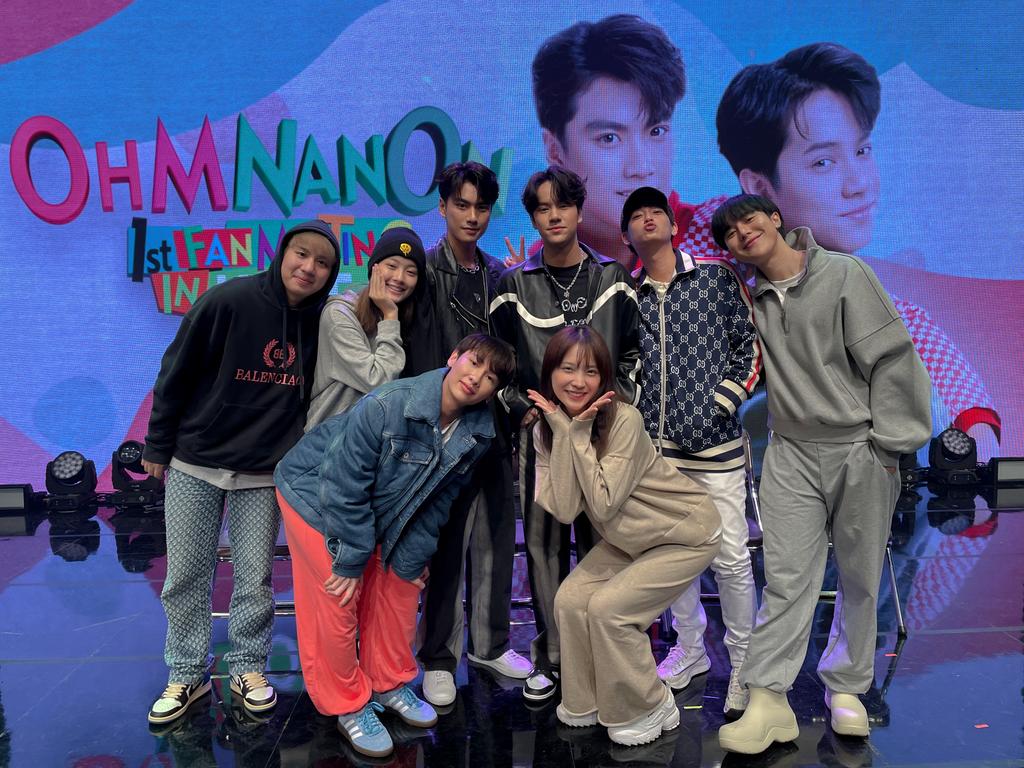GMMTV's tweet photo. มีกำลังใจจากพี่ๆ มาส่งถึงฮอลล์เลยยยย ขอบคุณนะครับ วันนี้จะทำให้เต็มที่ไปเลยยยยย ❤️💚

และวันนี้เทรนด์ใช้ #OhmNanonFMKorea2022 กันนะครับทุกคนนนนนนน แล้วไปสนุกกันครับ

#GMMTV https://t.co/g0EE9CnhGF