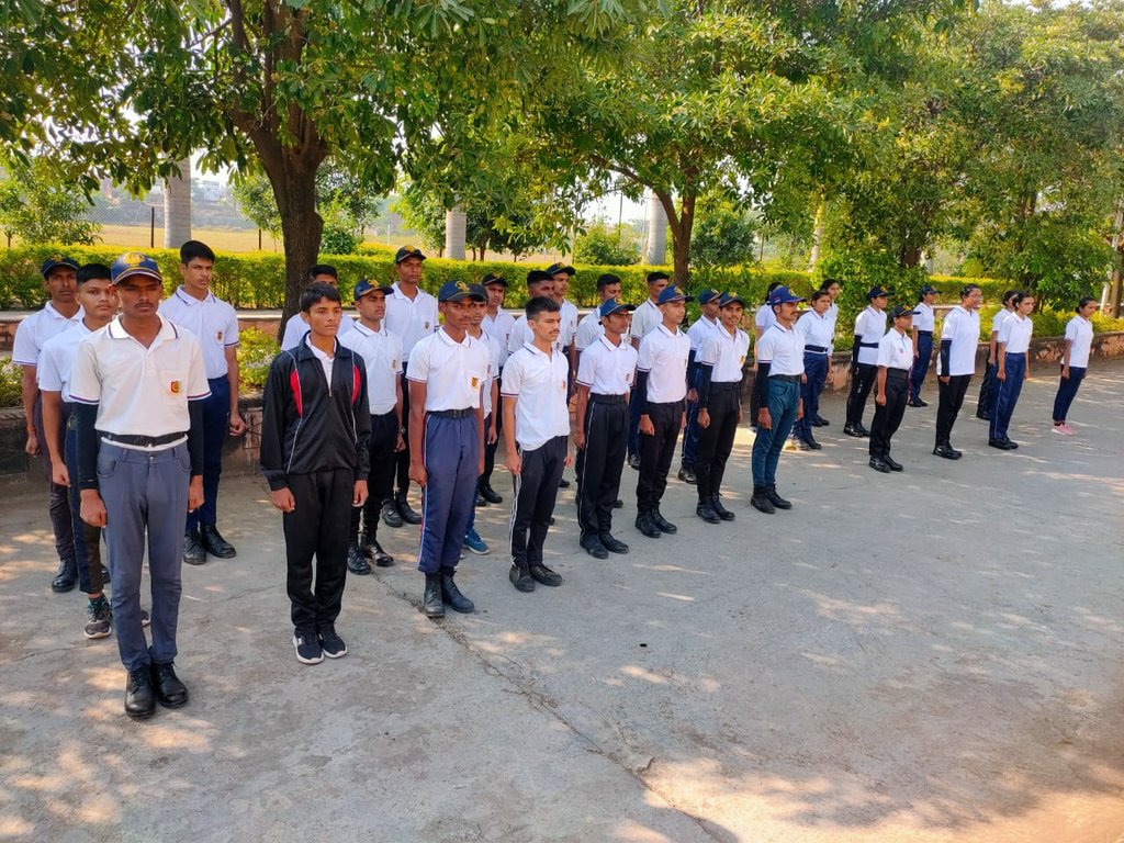 Mohdtoufeeq03's tweet photo. Today all of us #4mpctr #ncc #cadets practiced drills and learned a lot from our seniors.
#SRIT
@PMOIndia
@HQ_DG_NCC
@NccDteMPCG
@fourmpctr https://t.co/DaiqY8cXW0